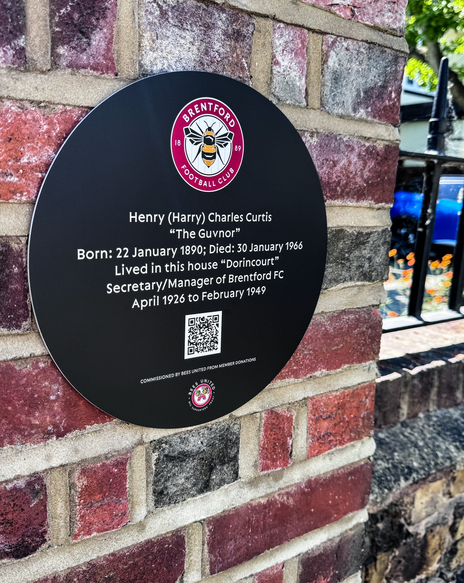 Bees United plaque celebrates where Harry Curtis and his family lived in Brentford in the 1930's